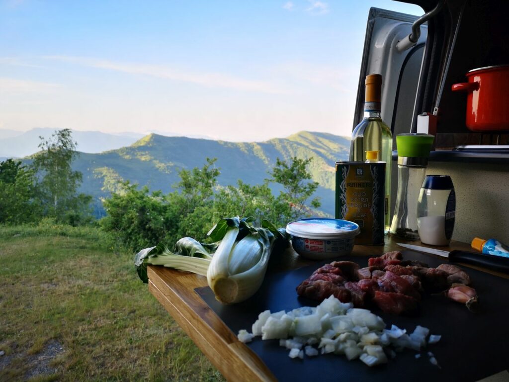 Kochen im Wohnmobil mit Aussicht auf die Berge Liguriens