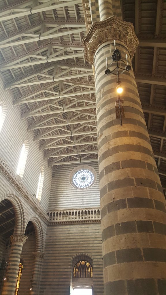 Innenansicht des Dom in Orvieto in der Toskana, Säulen