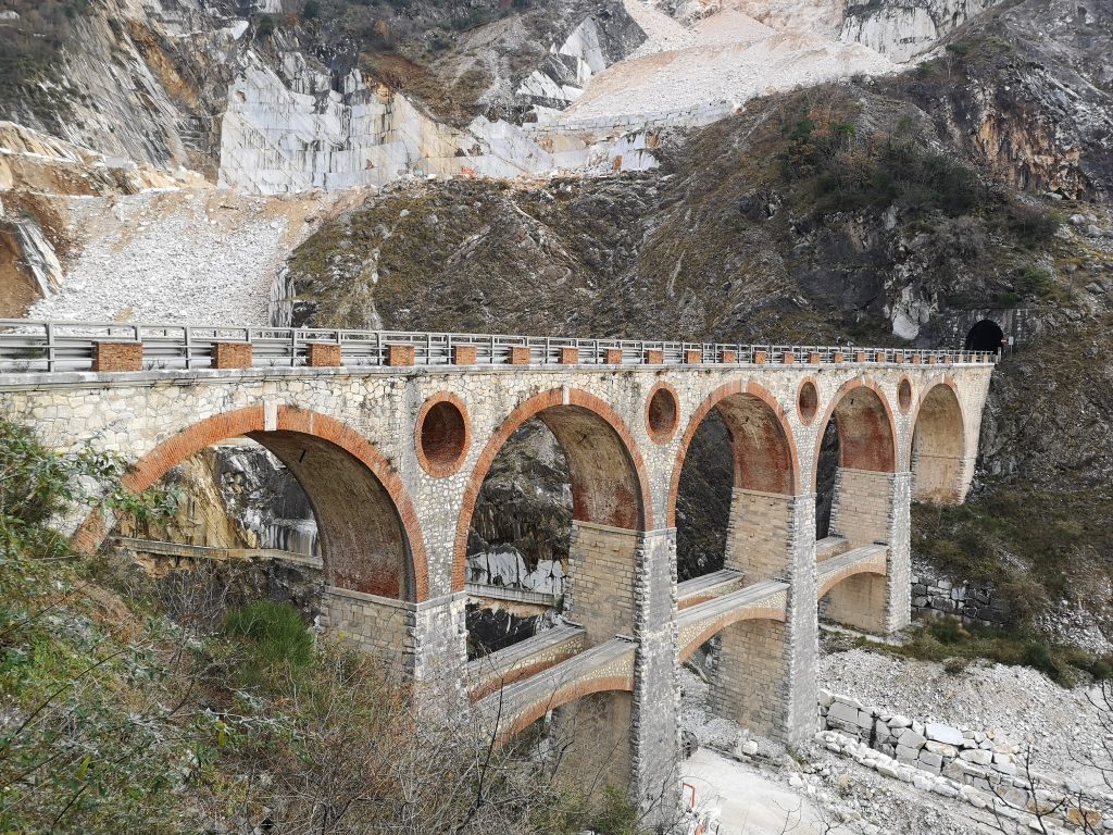 Brücke im Steinbruch in Carrara Italien