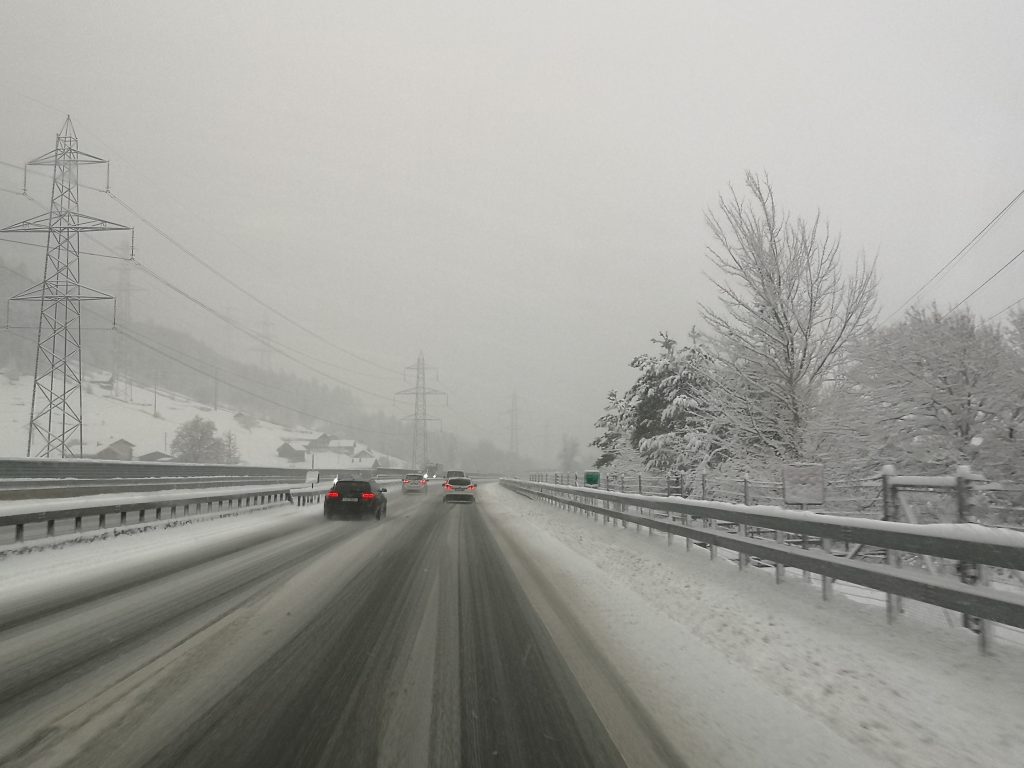 Fahrt mit dem Wohnmobil durch die Schweiz im Schneetreiben