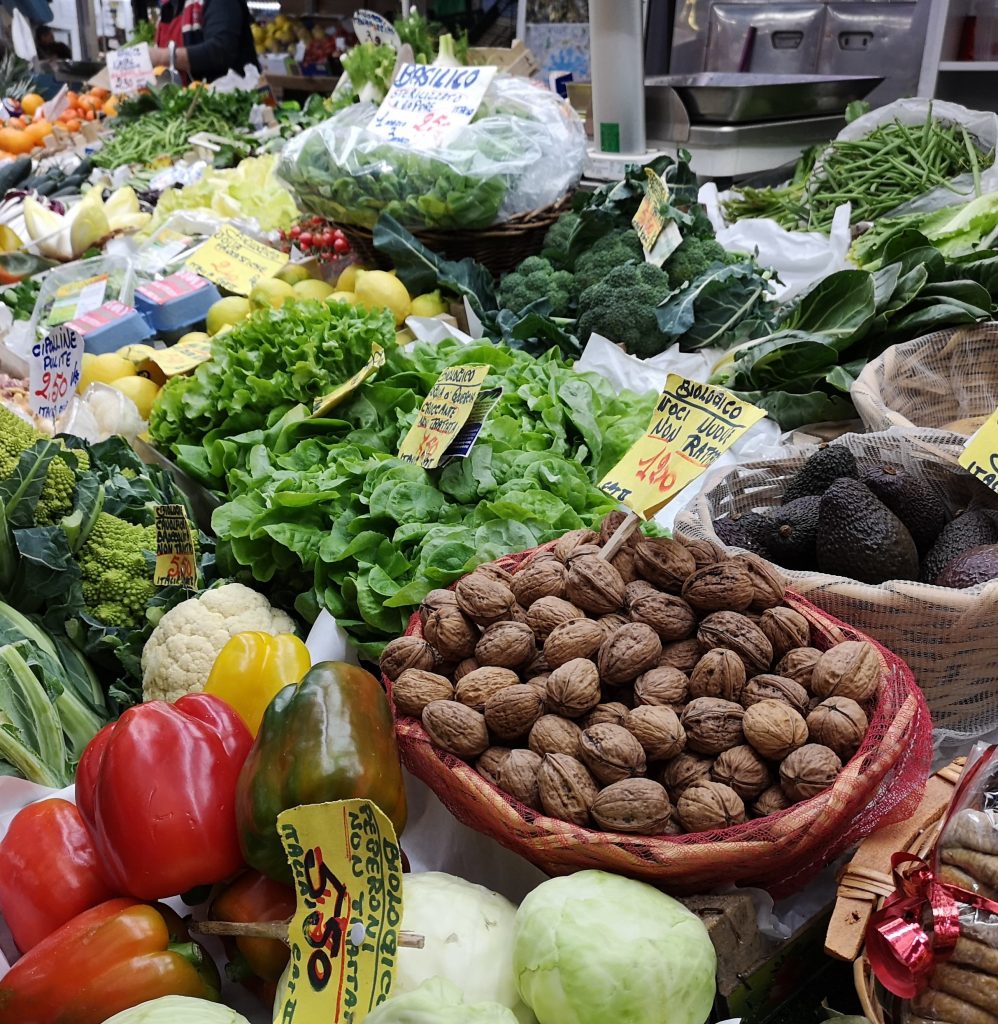 Marktstand in Italien mit frischen Salaten und Gemüsen