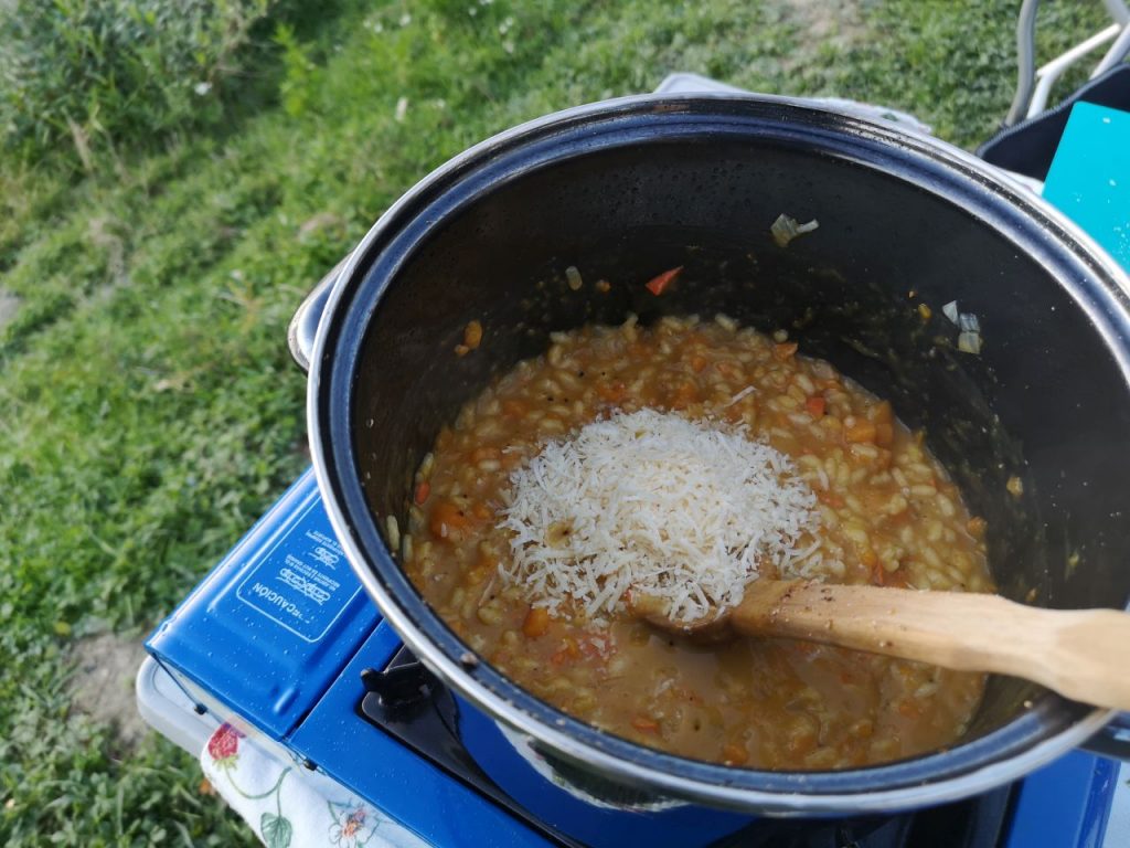 Campingküche Kürbisrisotto mit Parmesan verfeinern