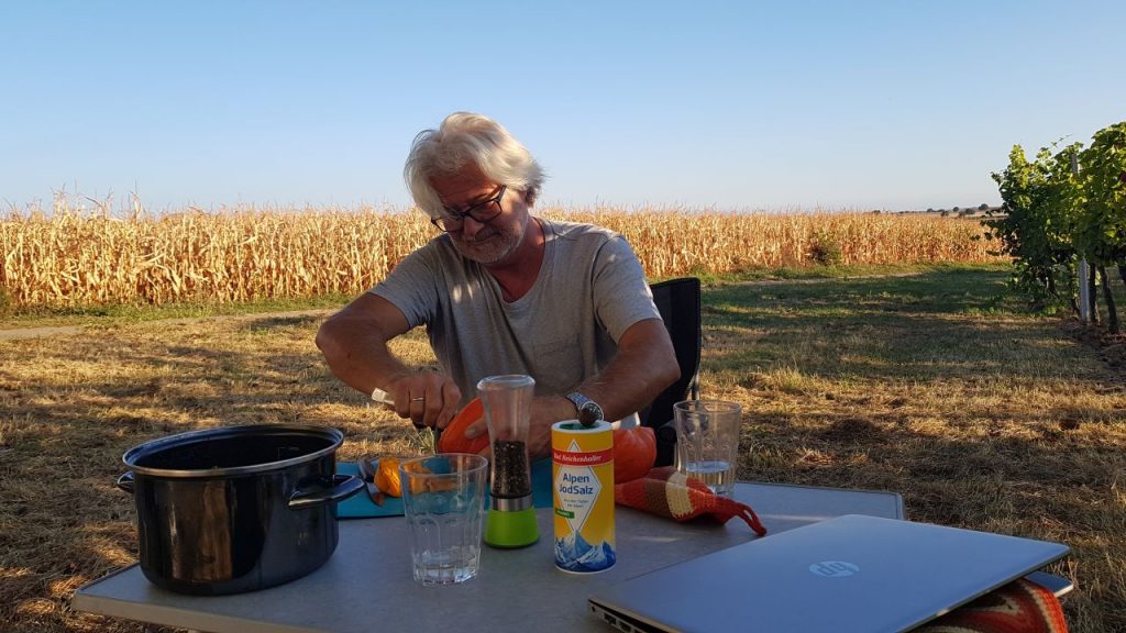 Campingküche Kürbis für Kürbissuppe vorbereitet